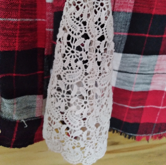 Woven flannel shirt with lace panels - Picture 4 of 8